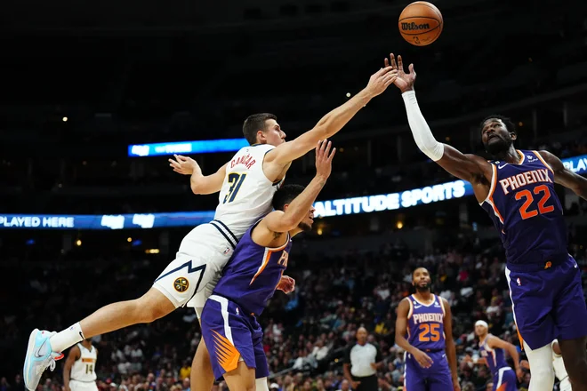 Slovenski reprezentant Vlatko Čančar je imel v davišnji pripravljalni košarkarski tekmi pred začetkom lige NBA proti Deandreju Aytonu (22) in Devinu Bookerju zelo soliden strelski izkupiček. FOTO: Ron Chenoy/Usa Today Sports
