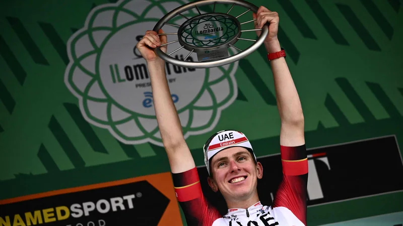 Fotografija: Tadej Pogačar resda ni še tretjič zapored slavil na največji kolesarski dirki, a je tudi z zmagoslavjem na zadnji veliki dirki sezone – 116. »Giro di Lombardia« – potrdil, da je še vedno najboljši kolsar na svetu. FOTO: Marco Bertorello/AFP
