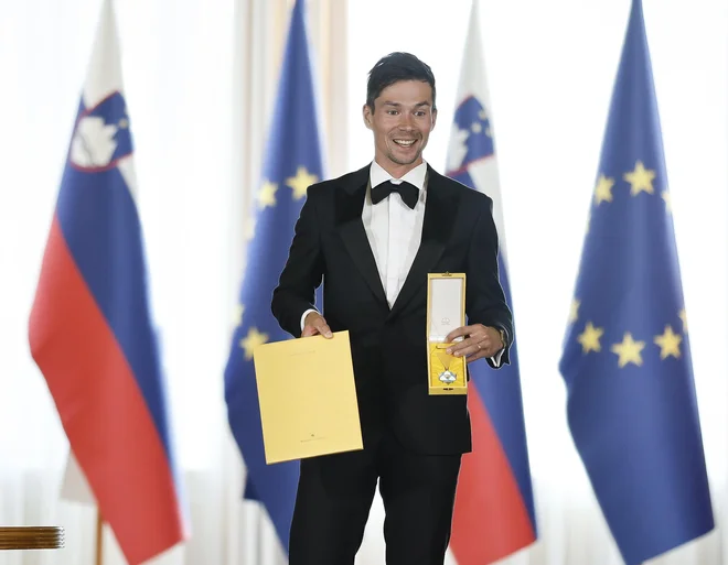 Primož Roglič za seboj nima najboljše sezone, a je za pretekle dosećke prejel Zlati znak Republike Slovenije. FOTO: Jože Suhadolnik/Delo
