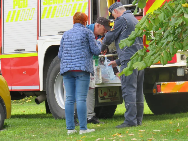 Voda je v delu Spodnje Savinjske doline še vedno neuporabna za pitje, umivanje, tudi pomivanje posode, razen pod določenimi pogoji. FOTO: Špela Kuralt/Delo
