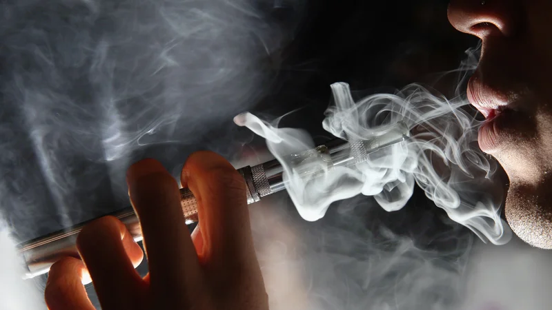Fotografija: Prvi podatki o škodljivosti kajenja so bili znani približno dve desetletji po začetku množične uporabe cigaret. Podoben scenarij lahko pričakujemo tudi pri e-cigaretah. FOTO: Shutterstock