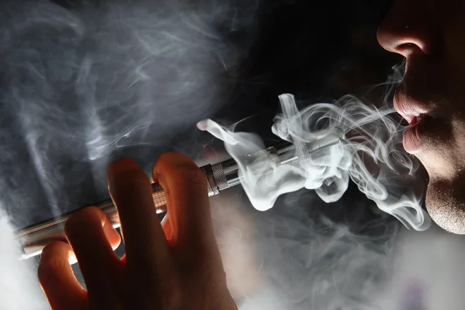 Prvi podatki o škodljivosti kajenja so bili znani približno dve desetletji po začetku množične uporabe cigaret. Podoben scenarij lahko pričakujemo tudi pri e-cigaretah. FOTO: Shutterstock
