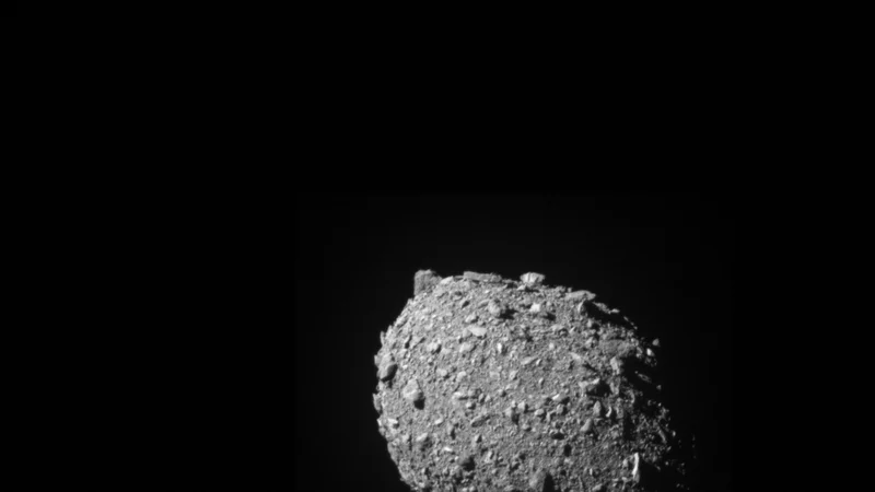 Fotografija: Takole je Dart videl Dimorfos 11 sekund pred trčenjem. Takrat je bila sonda od asteroida oddaljena 68 kilometrov. FOTO: Johns Hopkins, Nasa/APL,AFP