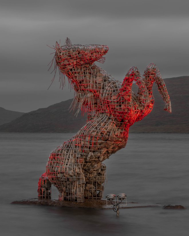 Mitološki konj Nix ob jezeru Leitisvatn mami ljudi, da ga pobožajo. FOTO: Lev Furlan Nosan
