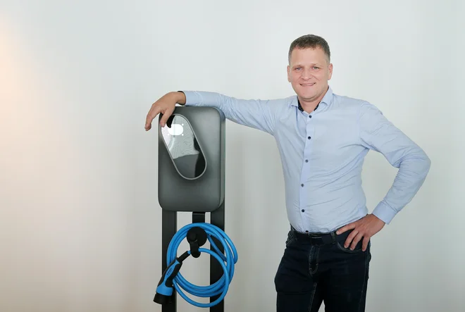 V Etrelu so najbolj ponosni na interaktivno polnilnico Inch, ki je bila po besedah Mateja Anžina tudi njihov največji razvojni in prodajni mejnik. FOTO: Blaž Samec/Delo