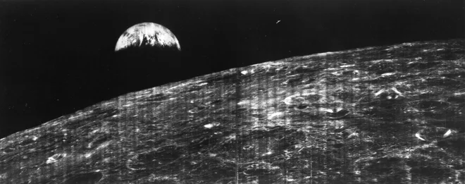 Zemlja, ki vzhaja nad Luno, kot jo je fotografiral Lunarni orbiter 1. FOTO: Nasa
