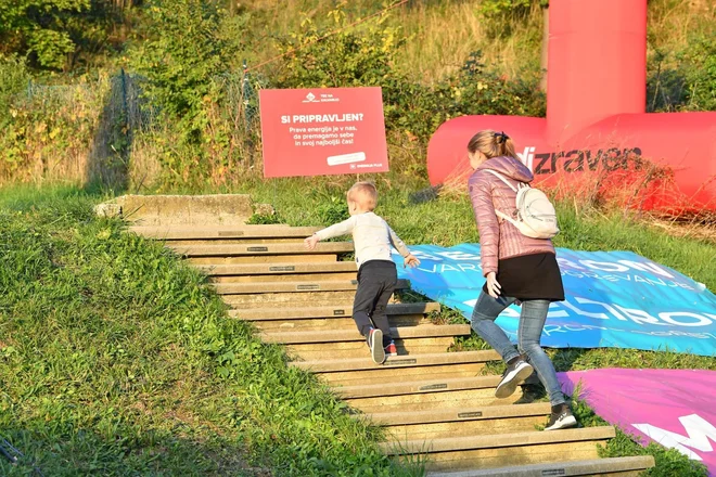 Najmlajši prvi del stopnic premagajo v spremstvu staršev. FOTO: Marko Pigac
