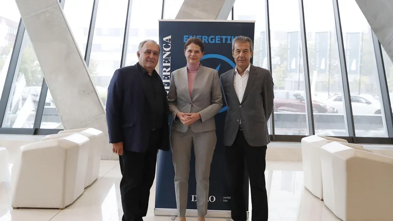 Fotografija: Slavnostno govornico na Delovi poslovni konferenci Energetika 2022 mag. Alenko Bratušek, državno sekretarko na ministrstvu za infrastrukturo, sta sprejela Bojan Budja, odgovorni urednik Dela in Stojan Petrič, predsednik nadzornega sveta v koncernu Kolektor. FOTO: Leon Vidic/Delo