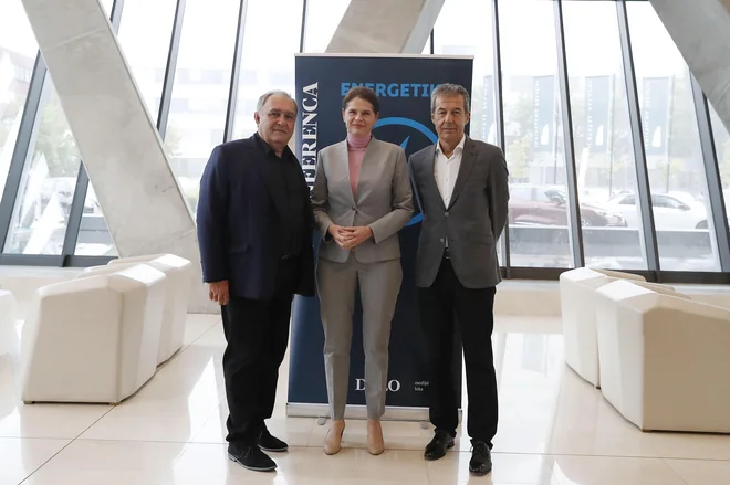 Slavnostno govornico na Delovi poslovni konferenci Energetika 2022 mag. Alenko Bratušek, državno sekretarko na ministrstvu za infrastrukturo, sta sprejela Bojan Budja, odgovorni urednik Dela in Stojan Petrič, predsednik nadzornega sveta v koncernu Kolektor. FOTO: Leon Vidic/Delo
