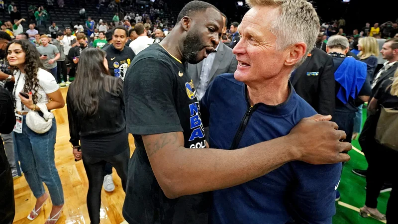 Fotografija: Draymond Green in Steve Kerr (desno) sta bila še junija prešerno razpoložena, potem ko je Golden State z zmago na šesti tekmi finala v Bostonu osvojil naslov v ligi NBA. FOTO: Kyle Terada/USA Today Sports