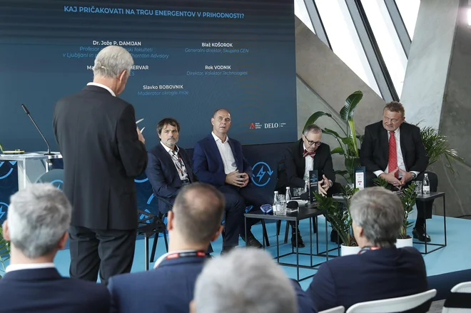 Okrogla miza - Rok Vodnik direktor, Kolektor Technologies, Blaž Košorok generalni direktor, Skupina GEN, Mag. Aleksander Mervar direktor, Eles, Dr. Jože P. Damijan profesor na Ekonomski fakulteti v Ljubljani in partner v podjetju Grant Thornton Advisory. FOTO: Leon Vidic/Delo
