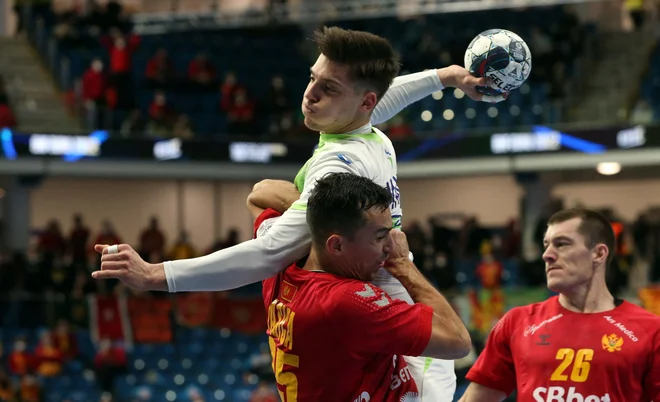 Barcelonin as Domen Makuc in druščina se bodo lahko v kvalifikacijah za EP oddolžili Črnogorcem za usodni poraz na zadnjem euru v Debrecenu. FOTO: Bernadett Szabo/Reuters
