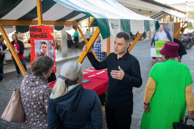 Ob njem so se ustavljali njegovi podporniki in mu izrekali podporo. &raquo;Le vi si upate povedati tako, kot je,&laquo; mu je v podporo dejala ena od mimoidočih. FOTO: Voranc Vogel/Delo

