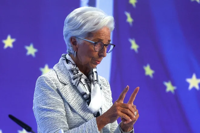 ECB, ki jo vodi Christine Lagarde, motijo lahki zaslužki, ki jih banke ustvarijo z denarjem, izposojenim od ECB, ki ga nato položijo na račune centralnih bank. FOTO: Kai Pfaffenbach/Reuters