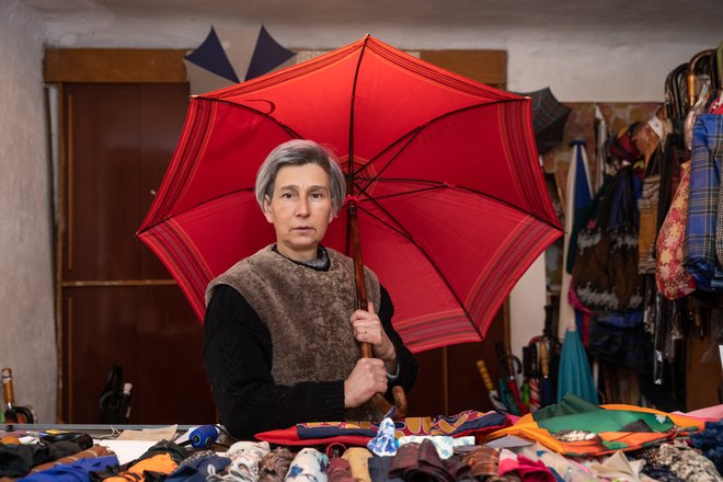 Pri znani ljubljanski dežnikarici Mariji Lah si bo mogoče popraviti dežnik. FOTO: Črt Piksi
