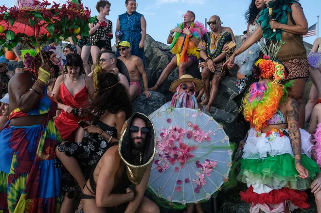 Ljudje pozirajo za skupinsko fotografijo med proslavo v spomin na umrlo članico skupnosti LGBTQ Miss Columbia v parku Jacob Riis v New Yorku. Foto: Stephanie Keith/Reuters