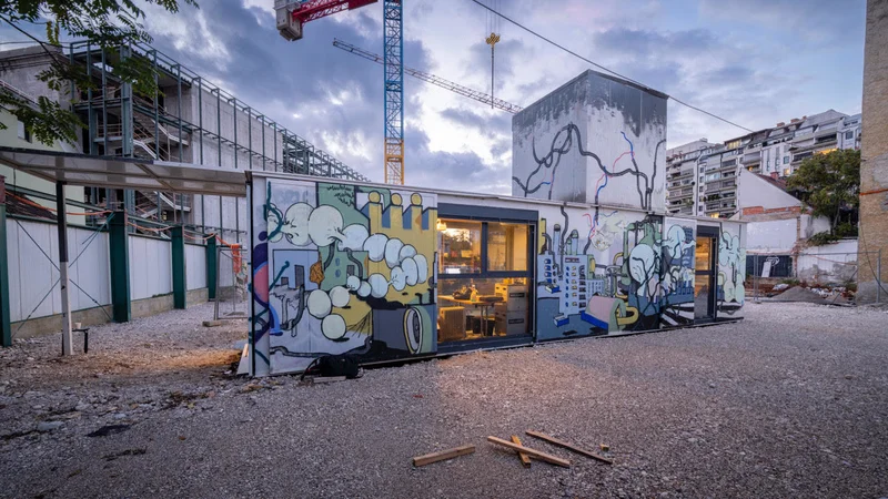 Fotografija: RogLab je zadnje desetletje domoval na Petkovškovem nabrežju, danes pa ga najdemo v novem mestnem parku ob Centru Rog, kjer bo do odprtja slednjega še deloval kot izdelovalni prostor. FOTO: Branko Čeak