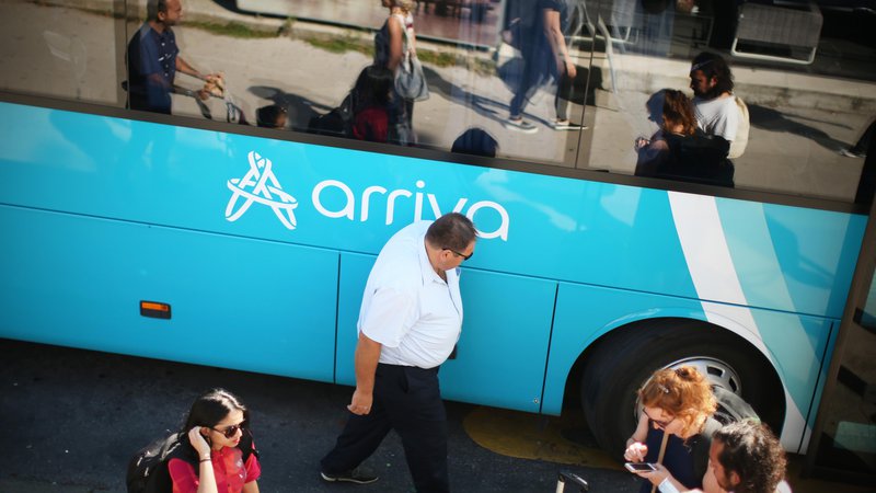 Fotografija: Avtobusni vozniki so, medtem ko avtobusi stojijo, plačani manj, saj se ta čas ne šteje kot običajna delovna ura, morajo pa biti na razpolago delodajalcu, izpostavljajo v Sindikatu voznikov avtobusov Slovenije.  FOTO: Jure Eržen/Delo
