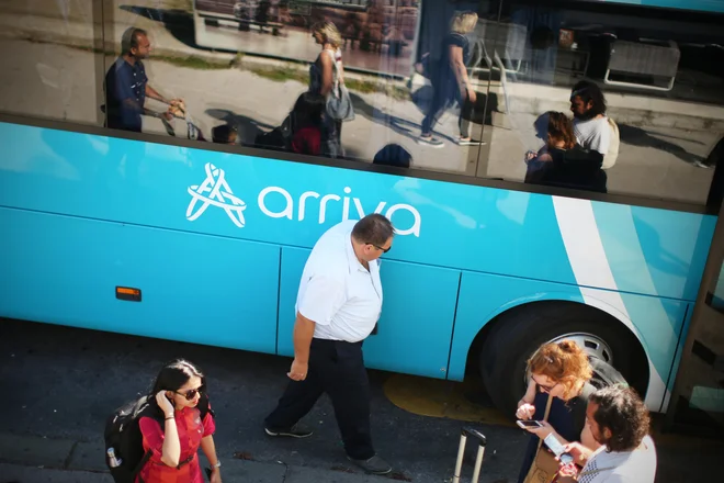 Avtobusni vozniki so, medtem ko avtobusi stojijo, plačani manj, saj se ta čas ne šteje kot običajna delovna ura, morajo pa biti na razpolago delodajalcu, izpostavljajo v Sindikatu voznikov avtobusov Slovenije. FOTO: Jure Eržen/Delo