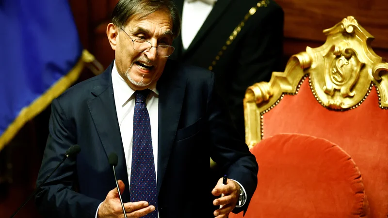 Ignazio La Russa ima v svoji dnevni sobi kip fašističnega diktatorja. FOTO:&nbsp;Yara Nardi/Reuters
