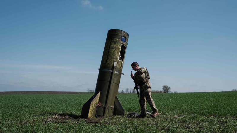 Fotografija: Ukrajinski vojak med preverjanjem ostankov ruske balistične rakete na vzhodu Ukrajine Foto: Yasuyoshi Chiba/AFP
