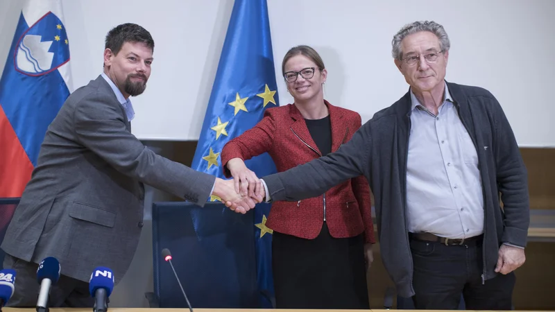 Predstavniki vlade in sindikatov so podpisali dogovor glede plač zaposlenih v javnem sektorju. Na fotografiji Branimir Štrukelj, Sanja Ajanović Hovnik in Jakob Počivavšek. FOTO: Jure Eržen/Delo
