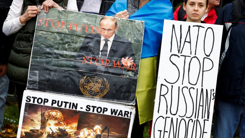 Fotografija: V Natu so napovedali, da bodo v vojni proti Rusiji pomagali Ukrajini, dokler bo treba. Zasedanje obrambnih ministrov zavezništva so pred sedežem Nata v Bruslju spremljale ukrajinske demonstracije proti ruski agresiji. FOTO: Yves Herman/Reuters
