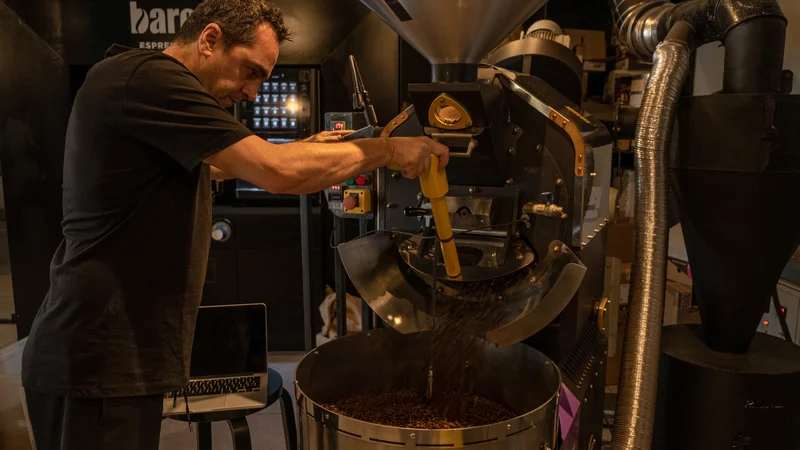 Fotografija: Odkar sodeluje z Barcaffejem, Nik Oroši kavo praži na lokaciji njihove akademije v Zagrebu, kamor je preselil tudi svoj pražilec. FOTO:     Urša Bavčar
