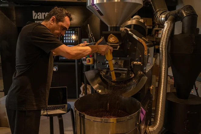 Odkar sodeluje z Barcaffejem, Nik Oroši kavo praži na lokaciji njihove akademije v Zagrebu, kamor je preselil tudi svoj pražilec. FOTO:&nbsp; &nbsp;&nbsp; Urša Bavčar
