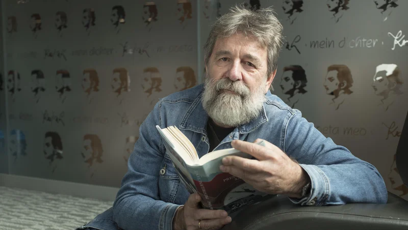 Fotografija: Vlado Vrbič: »Kajuh je klasik slovenske poezije, to je nesporno. Da je aktualen, je tudi jasno. V kapitalizmu, ko imajo eni vse in drugi ničesar. Kot se dogaja to z energetiko, ko je vse umetno ustvarjeno, da nekateri blazno služijo, mi pa bi morali varčevati. Med nas vnašajo nemir. To ni prav. Kajuh je bil točno proti temu. Proti kapitalizmu, proti vojnam, nasilju države nad državo.« FOTO: Jure Eržen/Delo