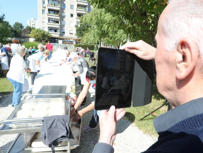 Na poti v digitalno preobrazbo sta velika ovira neznanje in s tem povezano nezaupanje v digitalne tehnologije. FOTO: Dejan Javornik/Delo

