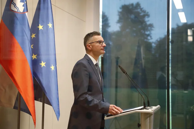 Minister, prosim, povejte slovenski javnosti, kakšna, za milega boga, naj bi bila srednja bataljonska bojna skupina in srednji bojni izvidniški bataljon. FOTO LEON VIDIC/DELO
