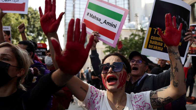 Fotografija: Protesti pred iranskim konzulatom v Istanbulu. FOTO: Murad Sezer/Reuters
