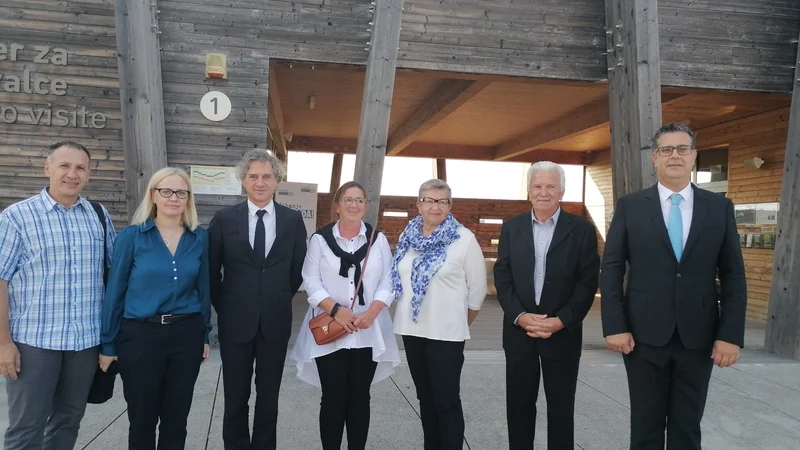 Kandidati Gibanja svoboda v istrskih mestih so od četrte do sedmega z leve: Manuela Rojec, Breda Krašna, Milan Bogatič in Aleš Bržan. Pred njimi v vrsti so poslanec Robert Janev, generalna sekretarka Gibanja Svobode Tamara Kozlovič in premier Robert Golob.
FOTO: Nataša Čepar