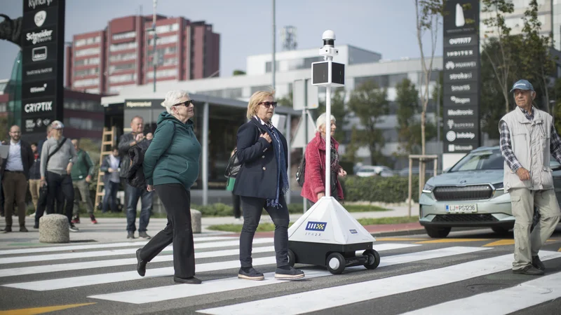 Fotografija: Robota, ki pomaga pri prečkanju ceste, so preizkušali tudi v ljubljanskem BTC. FOTO: Jure Eržen
