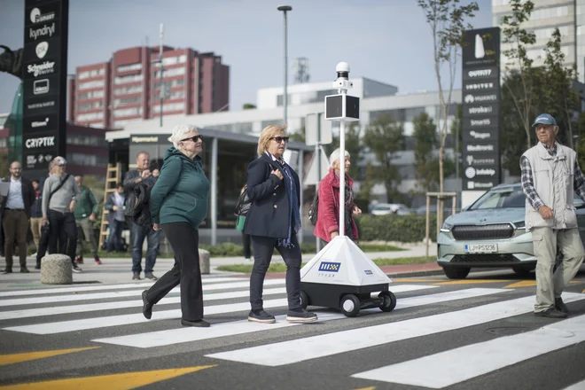 Robota, ki pomaga pri prečkanju ceste, so preizkušali tudi v ljubljanskem BTC. FOTO: Jure Eržen

