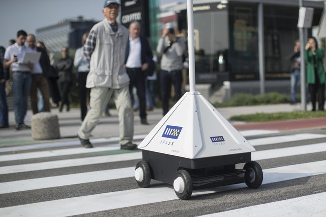 Robot IPX2 je plod širšega evropskega projekta. V prodaji bi utegnil biti čez dve leti, cena bo od 16 do 20 tisoč evrov. FOTO: Jure Eržen
