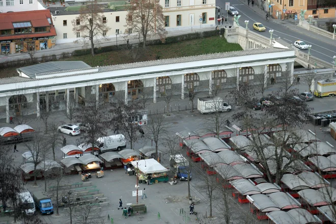 Arheologi in ZVKDS že več kot desetletje in pol dobro vedo, kaj se skriva po tlakom tržnice, nekdanjega frančiškanskega samostana, saj o tem obstaja dobro ohranjena sodobna arhivska dokumentacija. FOTO MAVRIC PIVK
