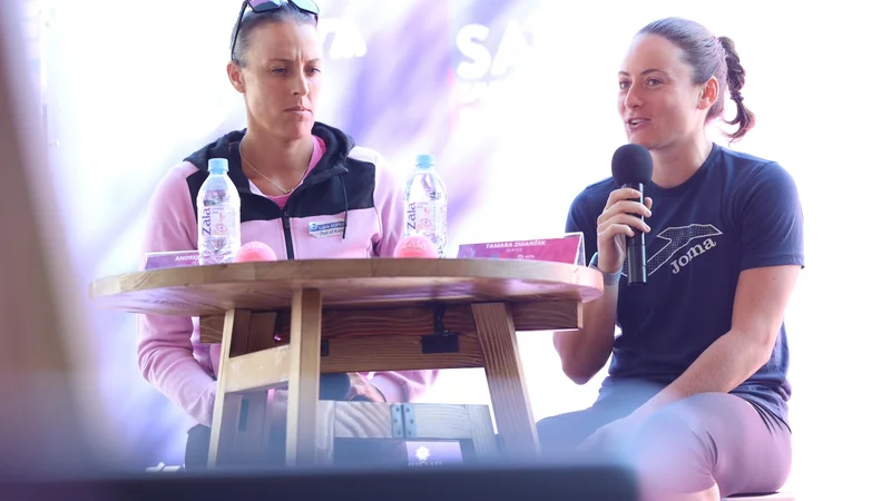 Fotografija: Andreja Klepač in Tamara Zidanšek (desno) pred začetkom letošnjega turnirja v Portorožu. FOTO: Črt Piksi/Delo
