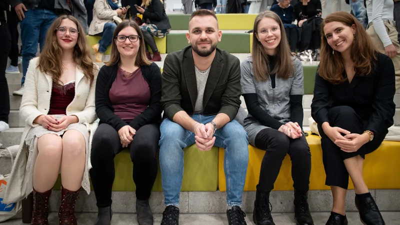 Fotografija: Na prireditvi Ostaja le glas so se zbrale tudi finalistke Ema Odra Raščan, Katja Kožuh, Mojca Petaros in Ines Tobias ter lanski nagrajenec Alex Kama Devetak. Foto Matej Maček
