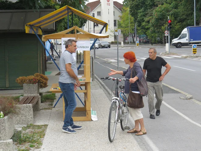 Redki posamezniki so se želeli seznaniti s težavami prebivalcev v Zaborštu. FOTO: Bojan Rajšek/Delo
