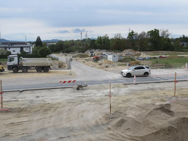 Komunalno opremljanje zemljišč v Zaborštu se nadaljujejo, čeprav investitor ni uspel pridobiti gradbenega dovoljenja. FOTO: Bojan Rajšek/Delo
