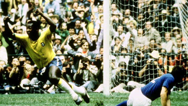 Fotografija: Pele se veseli svojega zadetka, prvega za Brazilce, v finalu SP '70 proti Italiji. FOTO: Action Images/Sporting Picture
