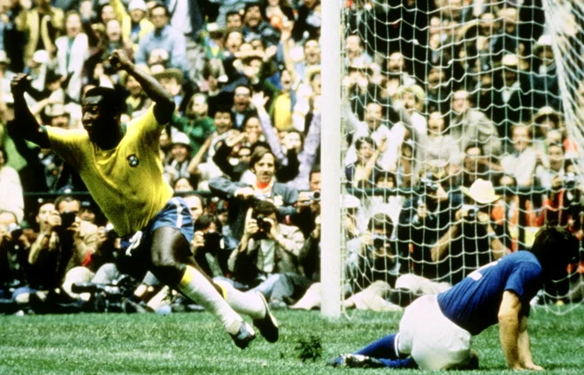 Pele se veseli svojega zadetka, prvega za Brazilce, v finalu SP &#39;70 proti Italiji. FOTO: Action Images/Sporting Picture

