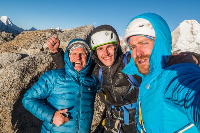 Tri generacije članov odseka Čao (z leve Aljoša Hribar, Ahac Istenič in Primož Sedej) na vrhu 5325 metrov visoke La Esfinge v Peruju. Foto Primož Sedej
