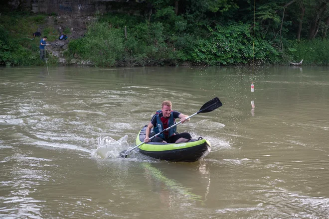 Člani odseka so radi merili moči v tekmi pod črnuškim mostom, kjer je bilo treba pokazati tudi neplezalne veščine. Foto arhiv ČAO
