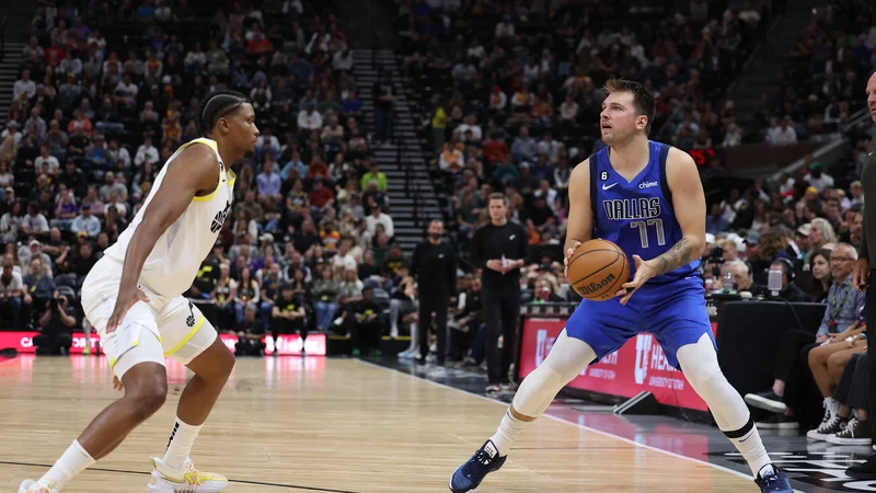 Fotografija: Luka Dončić v zanj značilnem položaju pred metom na koš. FOTO: Rob Gray/Usa Today Sports
