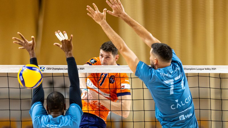 Fotografija: Reprezentant Danijel Koncilja (v oranžnem dresu) je za ACH Volley prispeval 15 točk. FOTO: Matic Klanšek Velej
