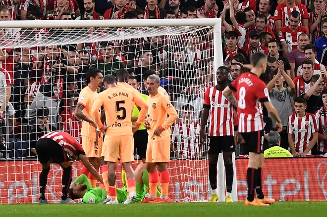 Jan Oblak je obležal na travnati površini legendarnega štadiona San Mames. FOTO: Ander Gillenea/AFP
