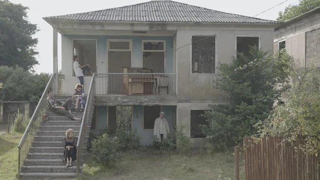 Prizor iz filma umetnice Keti Chukhrov, ki je med gruzijsko-abhazijsko vojno leta 1992 in 1993 zapustila rodno Abhazijo, a se ves čas spraševala, kaj se zgodi s tistimi, ki ostanejo. FOTO: arhiv festivala Štajerska jesen
